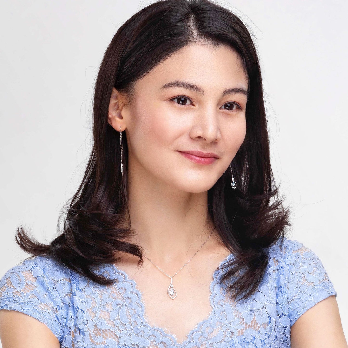 The Timeless Blessings Necklace 18kt White Gold with Aquamarine Model | Shen Yun Shop