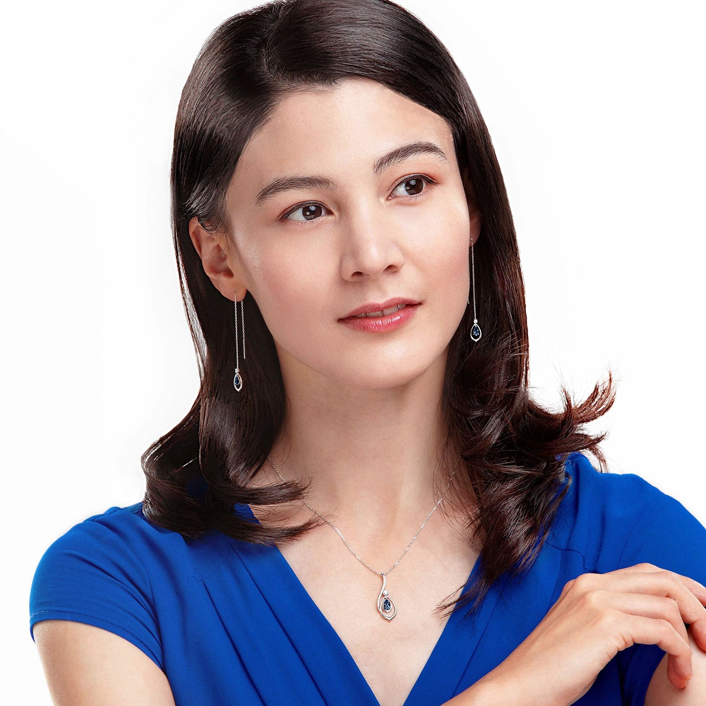 The Timeless Blessings Necklace 18kt White Gold with Sapphire Model | Shen Yun Shop